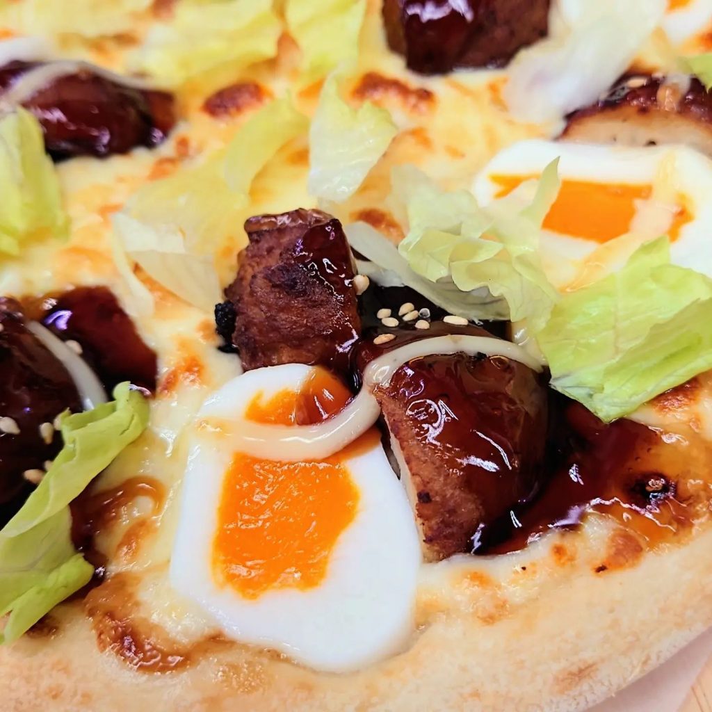 こんばんは*･PIZZAdeaPASTAです！つくねにはとろとろたまごが最高つくねとゆでたまごのピザランチピザもあります(  ˊᵕˋ )♡