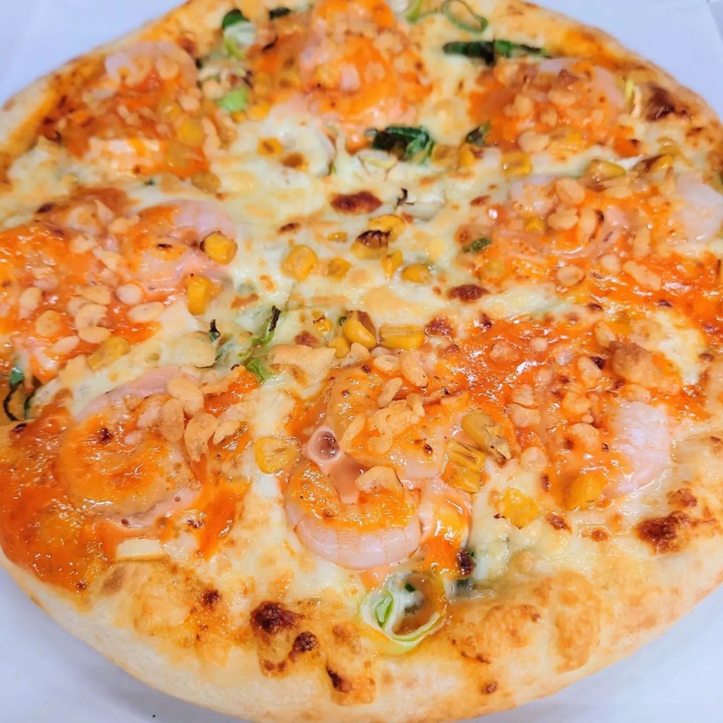 こんにちは*･PIZZAdeaPASTAです!!エビマヨピザ (*^^*)♪甘い特製ソースにプリプリのえび?たっぷりのねぎと天かすがおいしさの秘訣ご注文お待ちしております!(^^)!