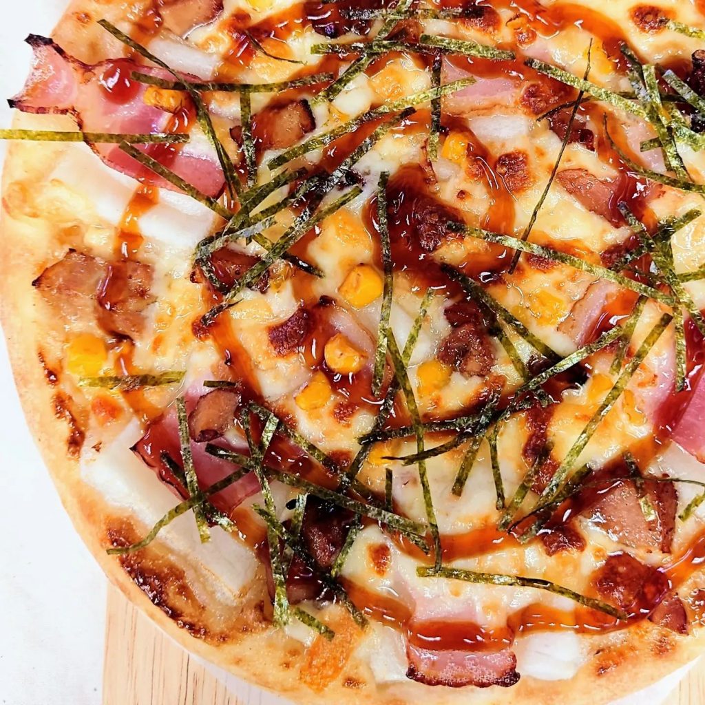 こんにちは*･PIZZAdeaPASTAです！おもちにベーコン人気のチキンテリヤキのチキンもトッピングコーンの甘みがおいしい(o&