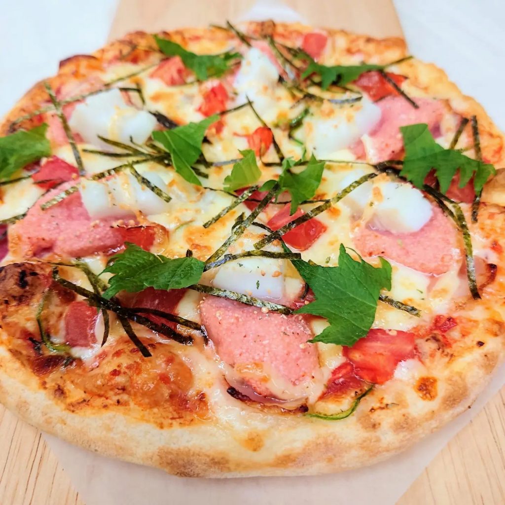 こんにちは*･PIZZAdeaPASTAです！いつもご利用ありがとうございます(^^)今日は、雨*☂︎*̣̩⋆̩ですね!!外に出るのが…っと思ったら宅配ピザがおすすめ️焼きたてピザをお届けしますo(^▽^)o昆布だしをベースにアゴだしで仕上げた たらこ(*´ч`*)『青しそとたらこのピザ』ベーコン、いか、トマトに青しそが、たらことマッチ濃厚だけど、さっぱり!!ピザソースのスタンダードピザです♪本日も、22時まで営業しております!詳しくは、ホームページをご覧下さい♪ご注文お待ちしております!(^^)!