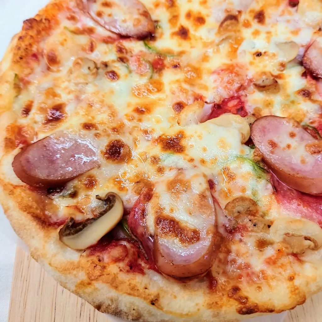 こんにちは*･PIZZAdeaPASTAです！ピザソースの定番ピザ『ソーセージデラックス』オニオン?ピーマン?マッシュルームに、サラミ、ソーセージイタリアンソーセージ!!男性やお子様に大人気もうすぐ、父の日ですねピザを囲んで、楽しく食事(o^^o)♪笑顔になっていただけたらと思います(*^^*)♪感謝の気持ちを伝えたいですね( ˙˘˙ )♡