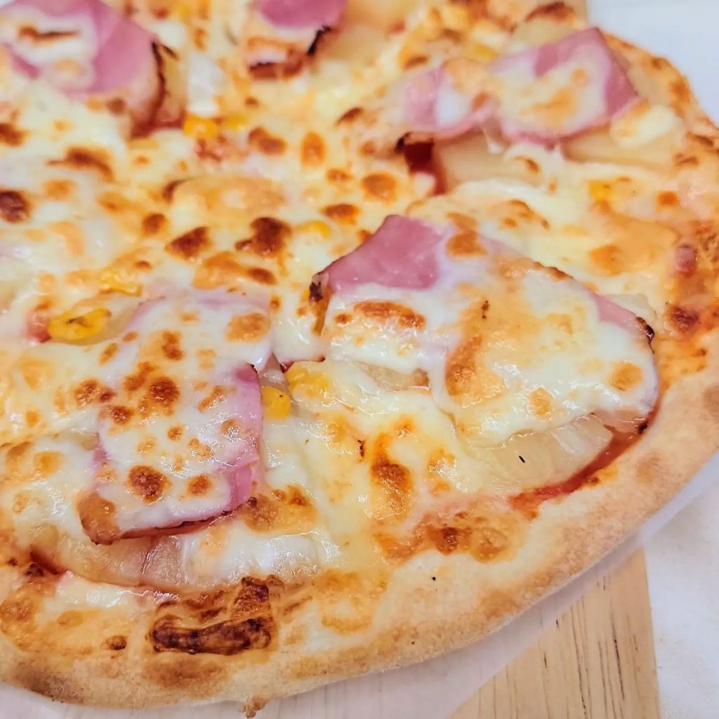 おはようございます*･PIZZAdeaPASTAです！今日は、真夏日34℃くらいになるそうですね️そんな暑い夏は️トロピカル(o^^o)/ﾊﾟｲﾅﾎﾟｰ!!☆.｡.:*・☆.｡.:*・ ハワイアンサンセット☆.｡.:*・☆.｡.:*・ほんのりピザソースに甘いパインベーコンの塩気とコーンの甘みがマッチ!!パイン好きにはたまらない(o&