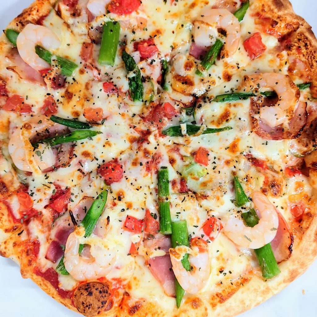 こんにちは*･PIZZAdeaPASTAです！週末はピザとビール️定番人気『アスパラベーコンピザ』えび、ベーコン、アスパラ間違いない組み合わせ( ᐛ )ﾝﾏｯ️ブラックペッパーがアクセントに!!ご注文お待ちしております(*^^*)♪PIZZAdeaPASTAﾃﾞﾘﾊﾞﾘｰﾃｲｸｱｳﾄ専門店0563-53-1000イートインはございませm(__)m